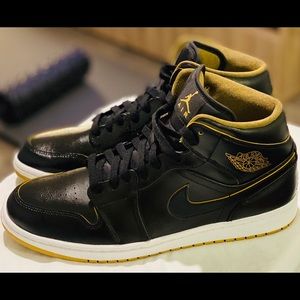 Jordan 1 Retro Mid Black Metallic Gold.
